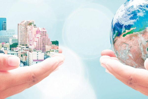 immagine con scritta webinar e due mani che reggono il mondo e una città per indicare la sostenibilità