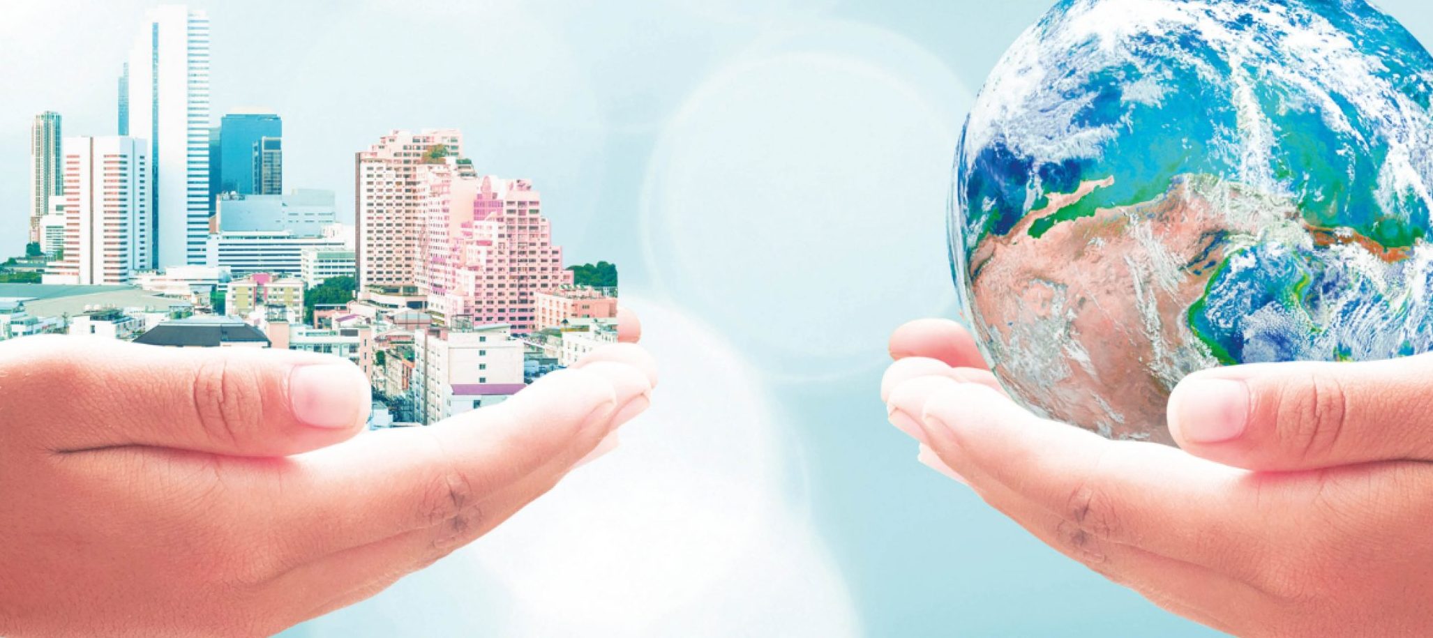 immagine con scritta webinar e due mani che reggono il mondo e una città per indicare la sostenibilità