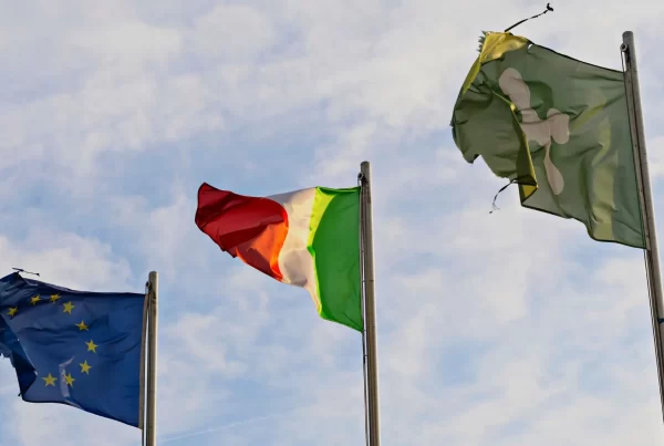 immagine decorativa con bandiera eu, bandiera italiana e bandiera di regione lombardia