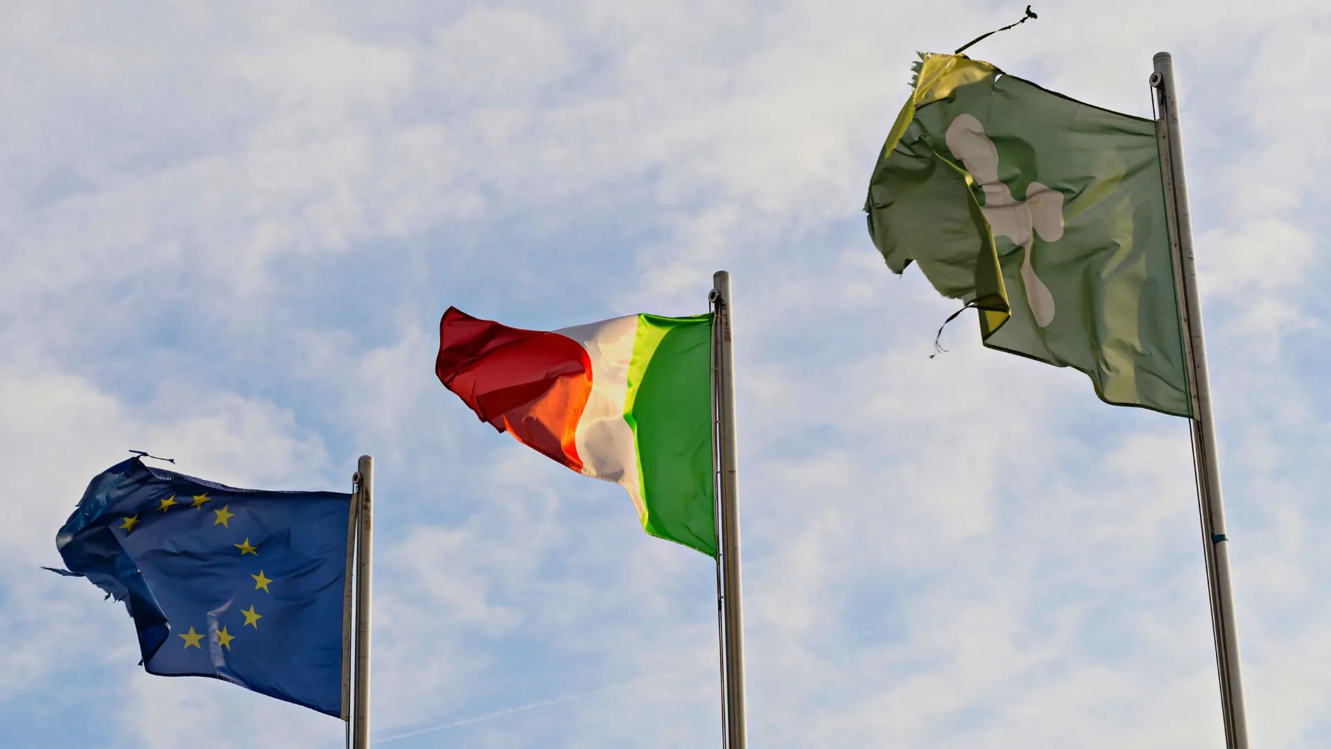 immagine decorativa con bandiera eu, bandiera italiana e bandiera di regione lombardia